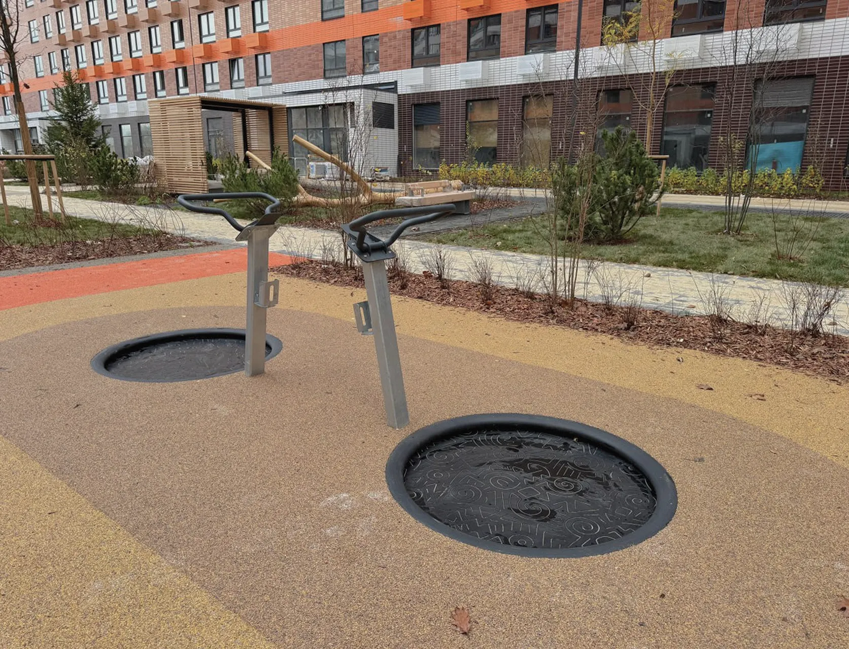 Фитнес-зона с батутами в Люблинском парке